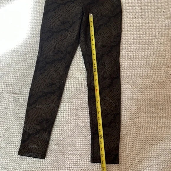 Hue Animal Print pants, Size small, In Excellent Condition, smoke free home - Picture 6 of 9